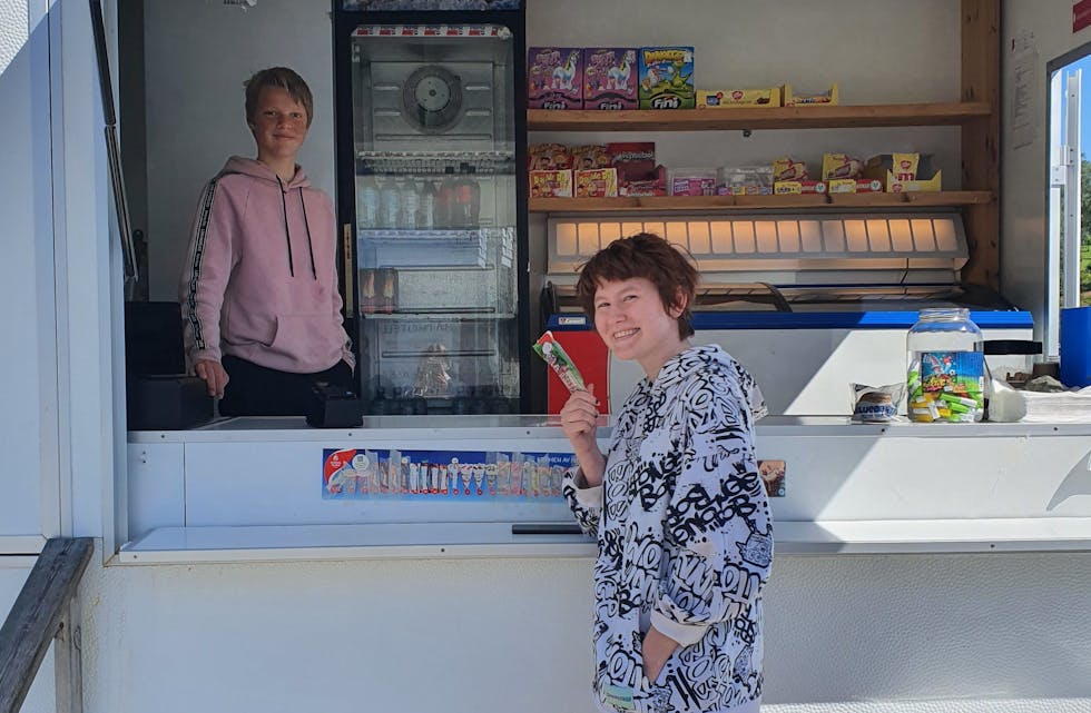 Celina Høyland Torkelsen tok seg ein tur innom Ålfjord Kiosk for å prøve Dyreparken-is for første gong.
FOTO: FRIDA HOVLAND JEPSEN