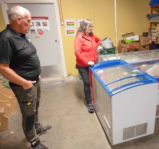 Harry Lie og Lailia Vikse Lie ved nærbutikken i Valevåg har skrudd av ein av tre frysarar på lageret for å spare straum. Det er  langtifrå nok.
FOTO: THOMAS VALLESTAD DRAGESET