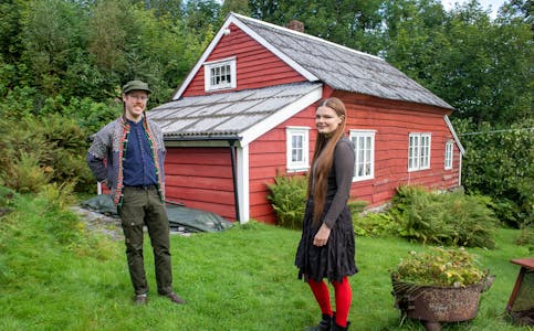 Eirik og Janelle Storesund framfor huset dei har forelska seg i på Tittelsnes, og som dei nå er i full gang med å restaurera. 			           FOTO: EINAR VESTVIK