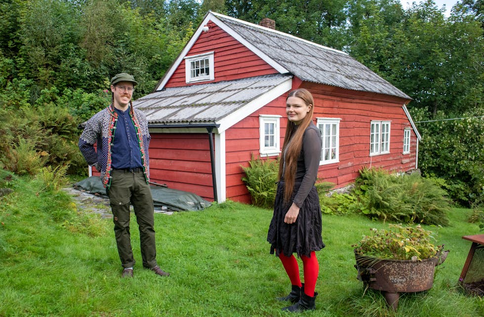 Eirik og Janelle Storesund framfor huset dei har forelska seg i på Tittelsnes, og som dei nå er i full gang med å restaurera. FOTO: EINAR VESTVIK