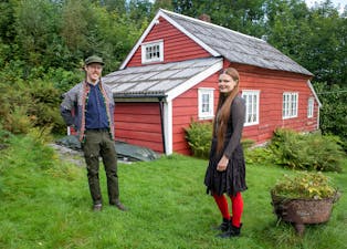 Eirik og Janelle Storesund framfor huset dei har forelska seg i på Tittelsnes, og som dei nå er i full gang med å restaurera. 			           FOTO: EINAR VESTVIK