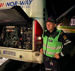 Innsatsleiar Trond Børge Åsbu frå Sør-Vest politidistrikt ved bussen sundag kveld.
FOTO: THOMAS VALLESTADD RAGESET
