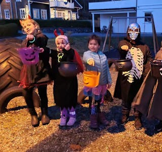 Denne fine og småskumle gjengen starta, tradisjonen tru, Halloweenrunden sin på Pederstunet 🎃 Foto: @frureiersen