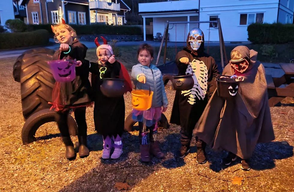 Denne fine og småskumle gjengen starta, tradisjonen tru, Halloweenrunden sin på Pederstunet 🎃 Foto: @frureiersen