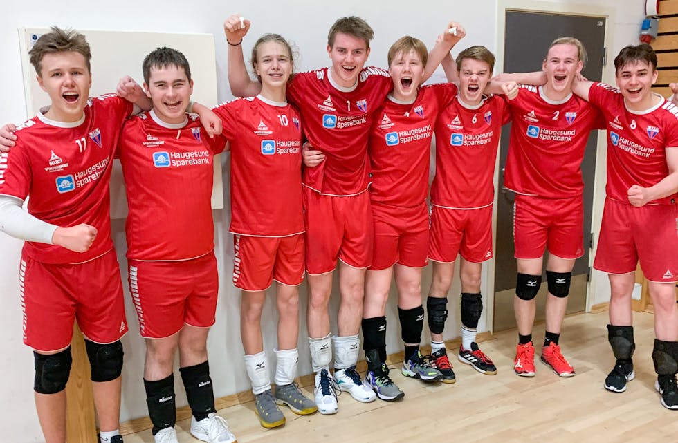 G17-laget til Sveio IL spelte seg heilt fram til finalen under volleyballgallaen i Farsund i helga. Frå venstre: Jone Fagerland, Jone Birkeland, Leander Christiansen, Arne Martin Helland, Jacob Meland, Daniel Stueland, Ole Aleksander Sveen Kallevik og Thomas Dale.
FOTO: PRIVAT