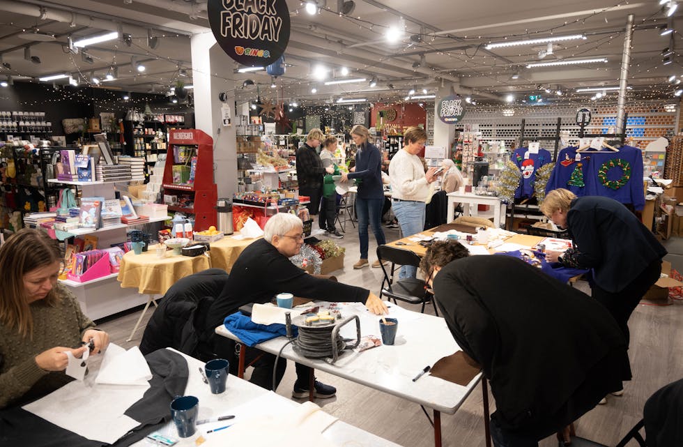 Juleverkstaden var i full gang då Vestavind tok turen innom.
FOTO: THOMAS VALLESTAD DRAGESET