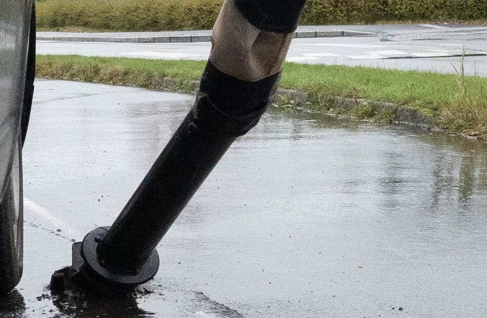 Måndag kveld vart ein lyktestolpe køyrt ned av ein bil i Sveiogata.
FOTO: THOMAS VALLESTAD DRAGESET.