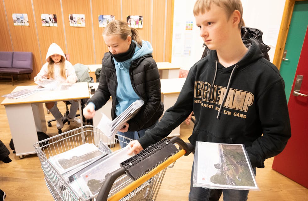 Maria Gram Nordvik og Even Salbu Pettersen hentar seg kalendre som skal seljast til inntekt for klassetur. Madelen Halleraker sit ved bordet bak dei.
FOTO: THOMAS VALLESTAD DRAGESET