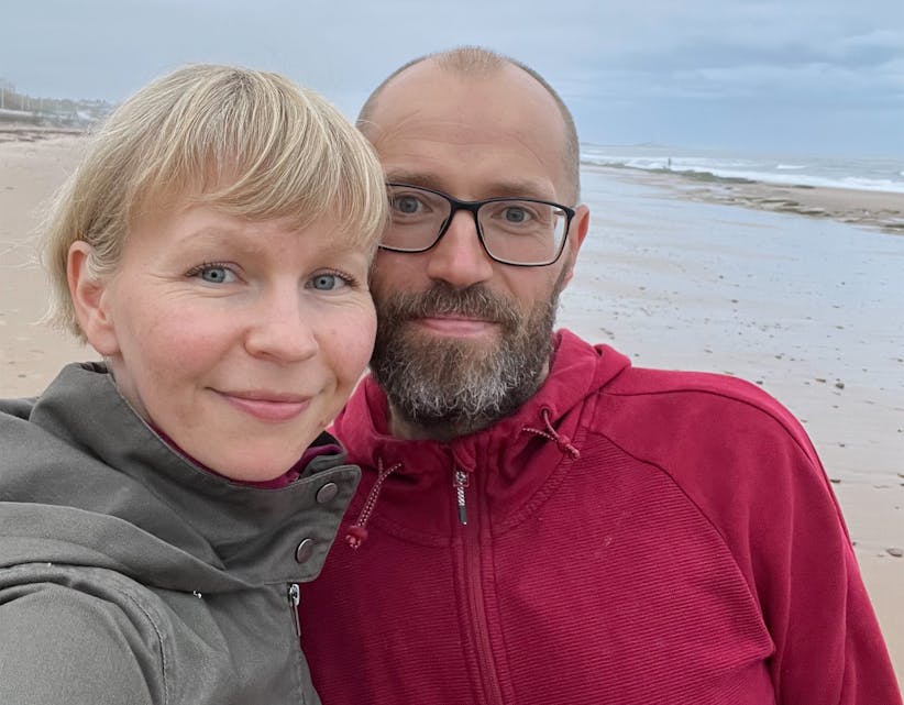 Åse og mannen Kåre på stranda i Whitley Bay.
FOTO: PRIVAT