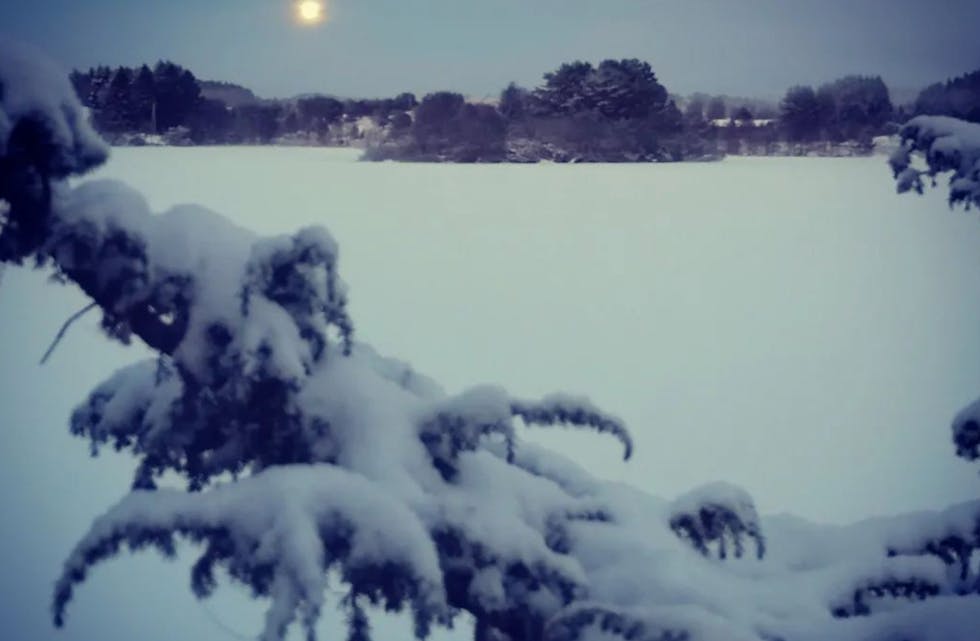 @linda.kristiansen.779
Vinterlandskap med fullmåne ved Mannavatnet i Sveio #vestavindsveio #fullmånen #vinterlandskap