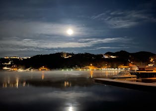Jan Enerstved tok torsdag kveld bilde fullmånen speglar seg i den speilblanke Førdespollen. 