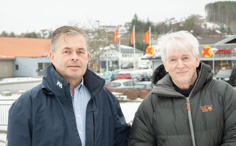 Rune Teikari (Frp, t.v.) og Lars Einar Hollund (H) oppmodar sveibuar til å kome med reviderte innspel til kommuneplanen, om ein fekk avslag.
FOTO: THOMAS VALLESTAD DRAGESET