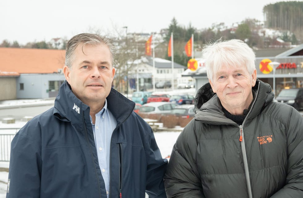 Rune Teikari (Frp, t.v.) og Lars Einar Hollund (H) oppmodar sveibuar til å kome med reviderte innspel til kommuneplanen, om ein fekk avslag.
FOTO: THOMAS VALLESTAD DRAGESET