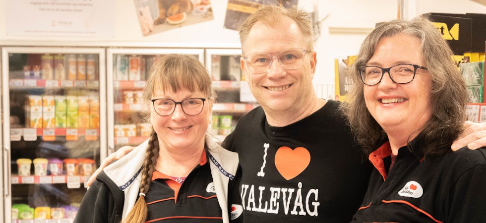 Han gler seg til å ta over nærbutikken. Her saman med Helle Jørgensen (t.v) og utgåande eigar Laila Vikse Lie (t.h).
FOTO: THOMAS VALLESTAD DRAGESET