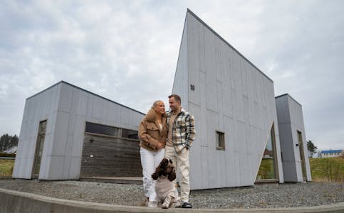 Anne Vierdal og Simen Hansen fann eit hus med særpreg då dei først valde å slå seg ned i Sveio.
ALLE FOTO: TORSTEIN TYSVÆR NYMOEN