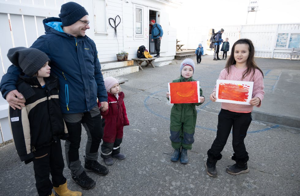 Familien Thomas og vennina Lilja takka ja til eit bilete utanfor galleriet. Frå venstre: Emil (9), pappa Marco, Linea (3), Felix (7) og Lilja (7). FOTO: THOMAS VALLESTAD DRAGESET