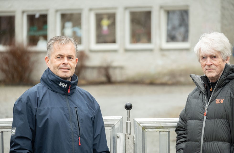 Rune Teikari (FrP) og Lars Einar Hollund (H) håpar Sveio kommune kan hjelpa Bråtveit natur- og kulturbarnehage i ein overgangsperiode. FOTO: THOMAS VALLESTAD DRAGESET