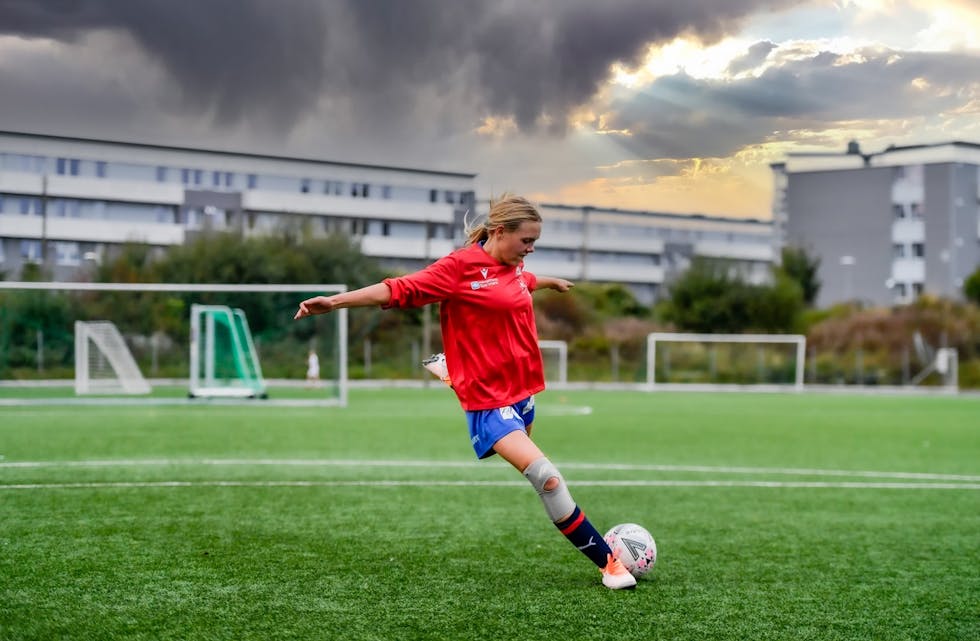 Vilde Iren Vihovde Remøy Bertelsen (14) er teken ut til talentleir for unge fotballspelarar.
Her er ho avbilda i drakta til Vard, eit lag ho spela for tidlegare.
FOTO: ASTRID HAGLAND GJERDE