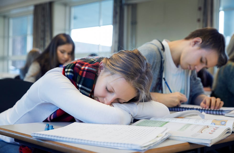 Ved å utsette starttida på ungdomsskulen med nesten ein time om morgonen, fann amerikanske forskarar at elevane i snitt sov 34 minutt meir kvar natt, hadde betre oppmøte og at medianen i karakterar auka med 4,5 prosent hjå alle. ILLUSTRASJONSFOTO: BERIT ROALD / NTB / NPK