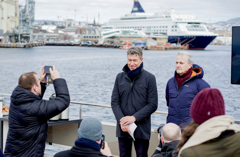 Statsminister Jonas Gahr Støre (Ap) og olje- og energiminister Terje Aasland (Ap) heldt pressekonferansen om bord på den heilelektriske båten MS Bris i Oslofjorden. FOTO: HEIKO JUNGE / NTB / NPK