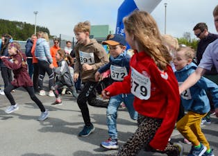 Rundt 200 barn i alderen 3-13 år møtte opp for å springa i Salamanderparken i år. Friidrettsgruppa i Sveio Idrettslag er arrangør. FOTO: BENTE ARNESDATTER THORKILDSEN