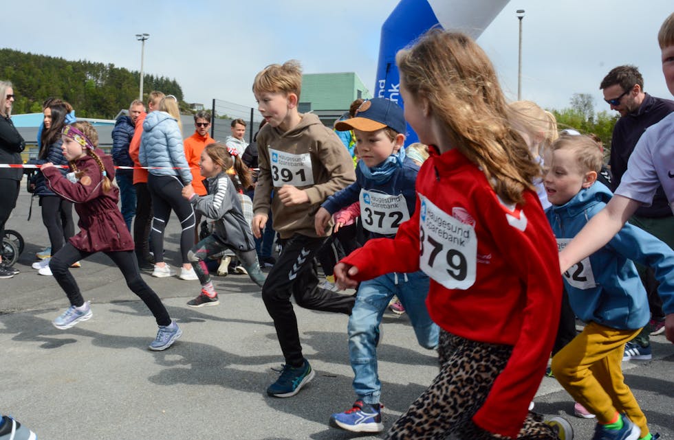 Rundt 200 barn i alderen 3-13 år møtte opp for å springa i Salamanderparken i år. Friidrettsgruppa i Sveio Idrettslag er arrangør. FOTO: BENTE ARNESDATTER THORKILDSEN