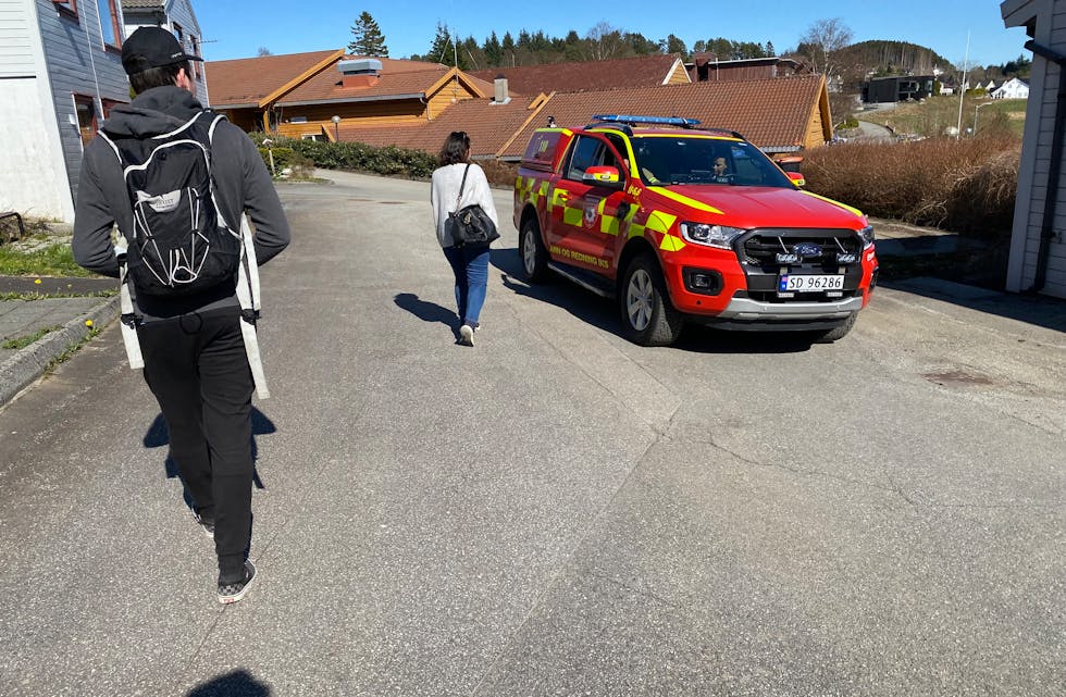 Berre minutt etter alarmen har gått på omsorgssenteret var første bil frå Sveio brannvesen til stades. Kort tid etter kom fire køyretøy til.
FOTO: THOMAS VALLESTAD DRAGESET