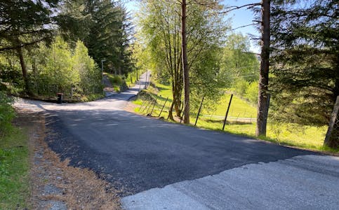 Her er noko av den nye asfalten som har kome i kommunen. Biletet er teken på Rophus.
FOTO: THOMAS VALLESTAD DRAGESET