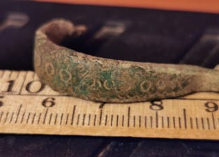 Ei fibula, ei slags spenne som vart brukt for å halde kleda saman før i tida. Fylkesarkeologen konstaterte at ho er 1800 år gammal. FOTO: PRIVAT