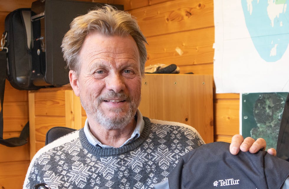 Odd-Bjørn Saltnes i Friluftsrådet Vest lovar drikkeflasker til alle som registerer 50 besøk på TellTur-mål i løpet av ein sesong, og tursekk til dei som når 100. FOTO: EINAR VESTVIK