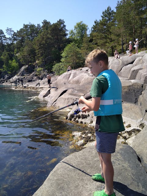 Over 100 små og store møtte opp til Fiskesommar i Holsvika. FOTO: PRIVAT