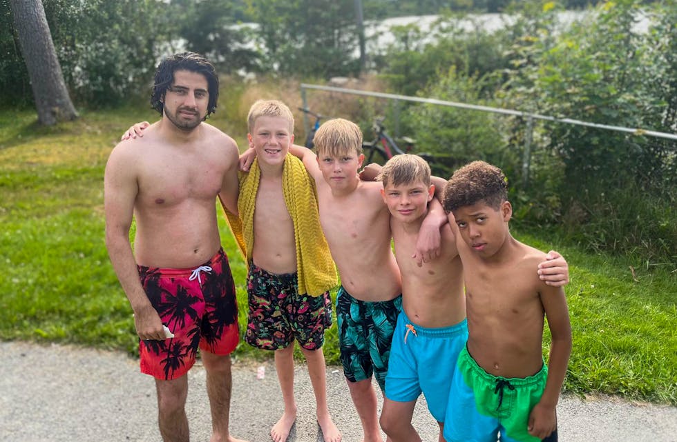 Hammad Munir med dei unge redningsmennene sine. F.v. Samuel Timmermann Enoksen, Oliver Ytreland Måge, Herman Salte-Enoksen og Daniel Kalukila Nesse. FOTO: PRIVAT
