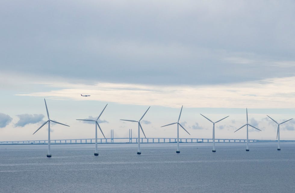 Det skal startast strategiske konsekvensutgreiingar av tre havvindområde som kan vere aktuelle for opning og utlysing i 2025. Her ser vi vindmøller i Øresund mellom København og Malmö.