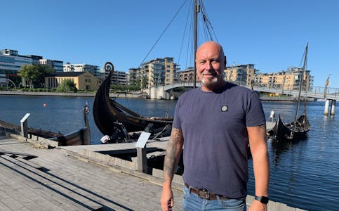 Kjetil Bergmann Olsson har gitt ut bok om norske fornamn. Her i vikingmiljø i den gamle kongebyen Tønsberg.