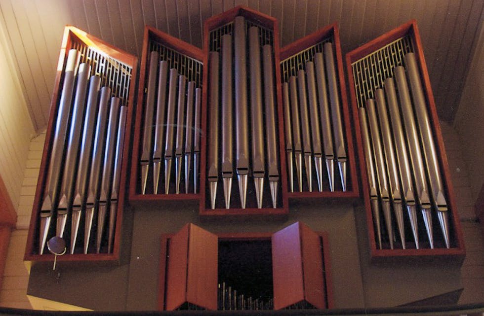 Det nye orgelet blei finansiert med innsamla midlar og kommunale løyvingar, og stod ferdig i 1973.