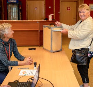 Inger Johanne Smørdal putta stemmesetlane sine i urna i Førde, under påsyn av Kristin Brekke Hovland.