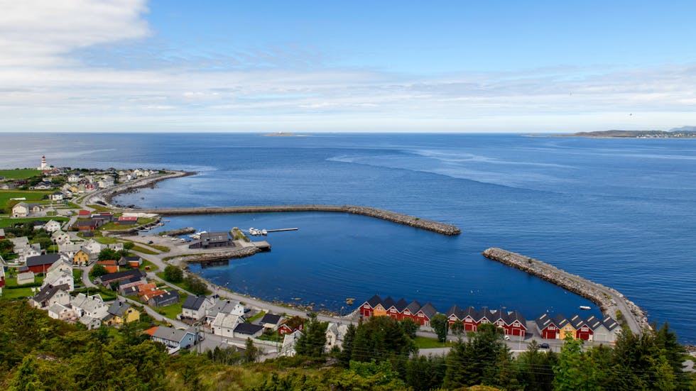 Stortinget vedtok i 1888 at det skulle byggjast ein molo på Alnes på Godøya. Utan moloen hadde det ikkje vore greitt å bu der med Norskehavet ståande rett inn. Frå boka.