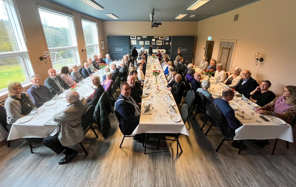 Smilande gjester fylte opp borda til festmiddagen på Ørevik grendahus.