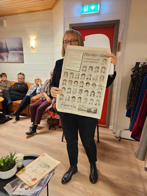 Ester Rigmor Røthe viser fram heilsides annonse i Haugesunds Avis i samband med nedlegginga av bedriften.