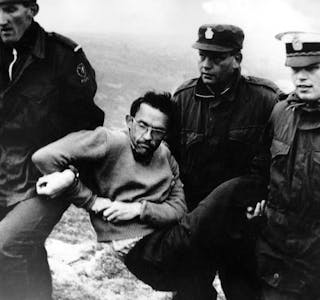 Mardøla-aksjonen sommaren 1970. Sigmund Kvaløy Sætereng blir boren bort av politiet.