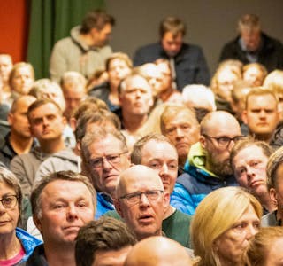 Flere hundre møtte til informasjonsmøte i Førde, og det var ingen av dem som sa noe der som var positive til ny vei. Dette bør være et tydelig signal til politikerne om hva innbyggerne mener om denne nye veien, skriver Kari Søvik.