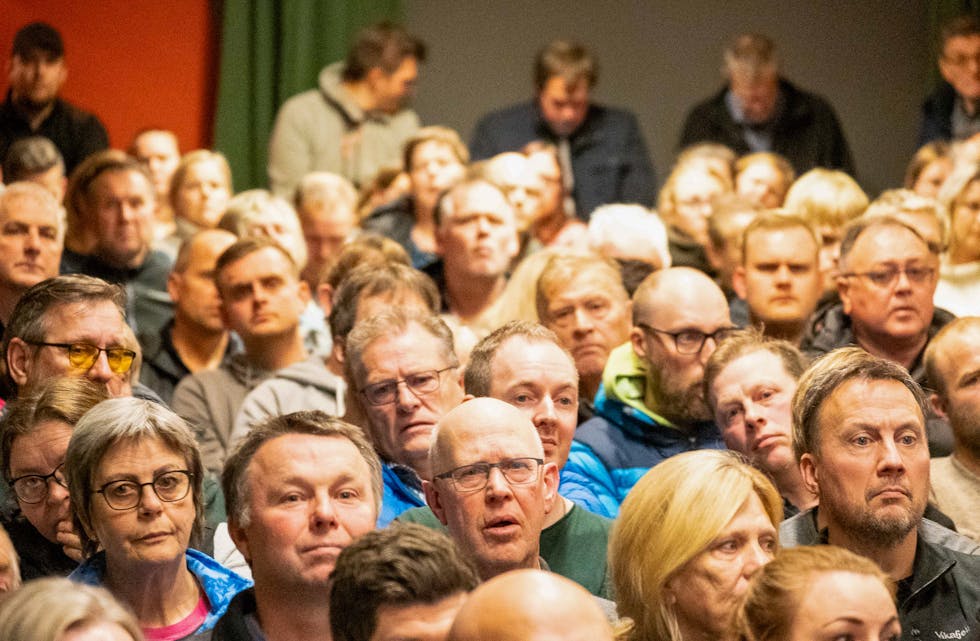 Flere hundre møtte til informasjonsmøte i Førde, og det var ingen av dem som sa noe der som var positive til ny vei. Dette bør være et tydelig signal til politikerne om hva innbyggerne mener om denne nye veien, skriver Kari Søvik.