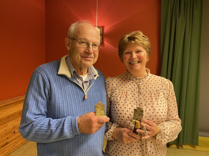 Dei første vinnarane av 30-årsplaketten i Sveio O-lags turorientering er Oddbjørn og Frøydis Valen.