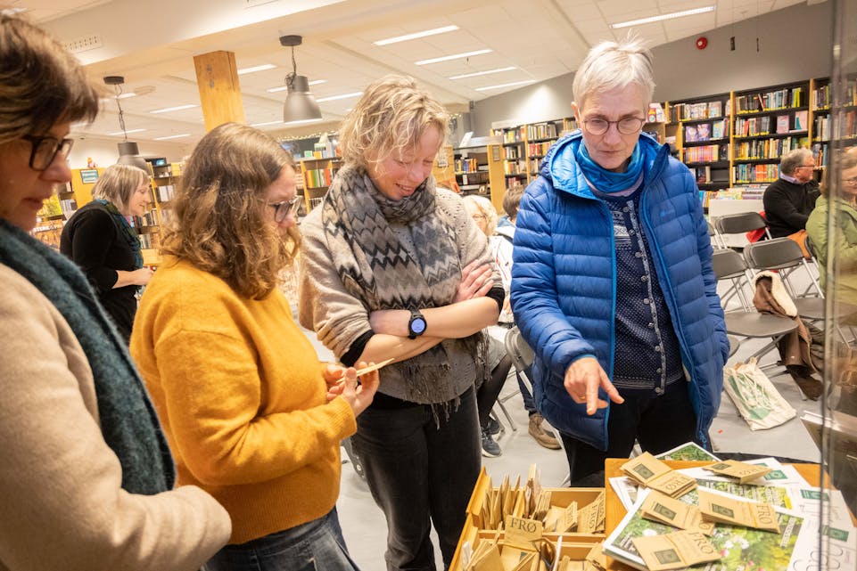 Sveio hagelag samarbeider med biblioteket, og opninga av frøbiblioteket i fjor blei ein suksess. Mange fekk med seg frø heim, og 12. februar er det igjen klart for ny frøkveld.