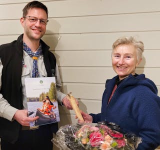 Kristin Brekke Hovland fikk tirsdag kveld en svært fortjent takk og heder for sin utrettelige innsats for Førdespeidarane. Gruppestyremedlem Espen Fosse overrakte henne forbundets æreskniv, et diplom og en blomsterhilsen.