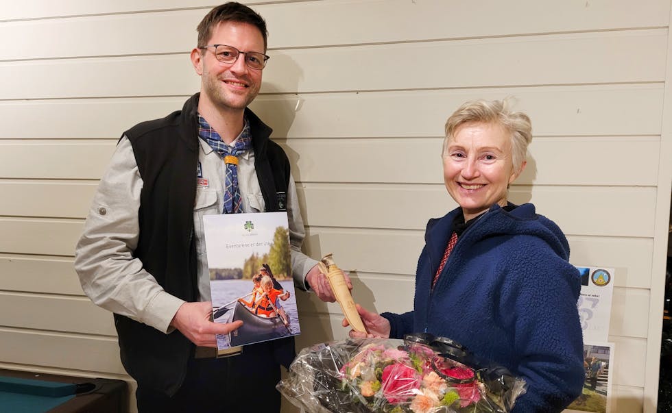 Kristin Brekke Hovland fikk tirsdag kveld en svært fortjent takk og heder for sin utrettelige innsats for Førdespeidarane. Gruppestyremedlem Espen Fosse overrakte henne forbundets æreskniv, et diplom og en blomsterhilsen.