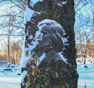 Portrettet av Olaus Fjørtoft som er hogd inn på minnesteinen blei teikna av biletkunstnaren Mathias Skeibrok.