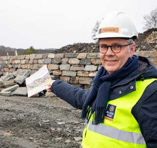 Salskonsulent Bjørn Storebø i Valvatne Bygg viser oss rundt på feltet Steinhaugmarka. Ovanfor steinmuren bak han kjem det også ei tomt for einebustad.