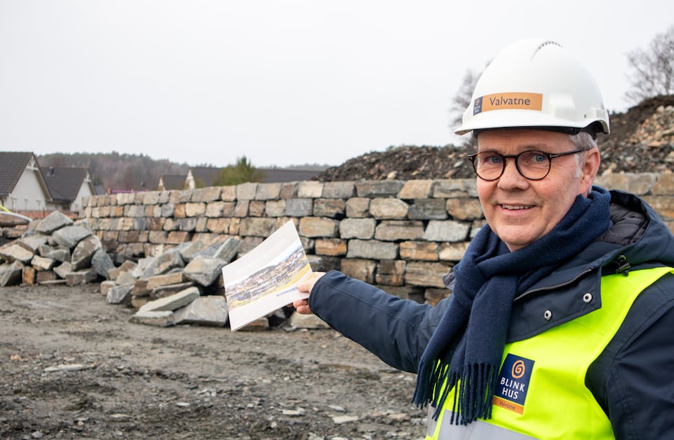 Salskonsulent Bjørn Storebø i Valvatne Bygg viser oss rundt på feltet Steinhaugmarka. Ovanfor steinmuren bak han kjem det også ei tomt for einebustad.