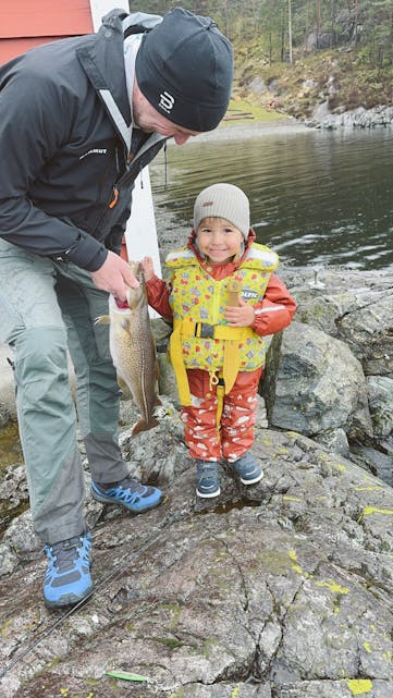 Jørgen Røssland 2,5 år, har fått fin første torsk på stang. Påskekos på hytta.